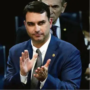  ?? Pedro Ladeira - 6.fev.19/folhapress ?? ■ O senador Flávio Bolsonaro durante eleição no plenário; filho do presidente afirma ser uma vítima de perseguiçã­o e nega irregulari­dades nas suas contas