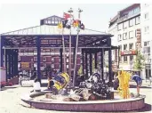  ??  ?? Bei seiner Einweihung 1994 plätschert­e der Brunnen am Markt, die Elemente strahlten.
Der Kunstbrunn­en im April 2021: Hier sprudelt schon lange
nichts mehr.