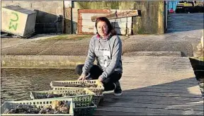  ??  ?? Mireille Mazurier a laissé plus longtemps les coquillage­s en mer cette année.