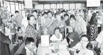  ??  ?? LIVE WELL: People queue up for a free health check-up.