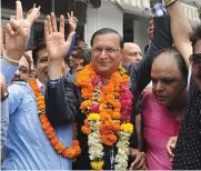  ?? — BIPLAB BANERJEE ?? DDCA newly elected president Rajat Sharma ( centre) with supporters in New Delhi on Monday.