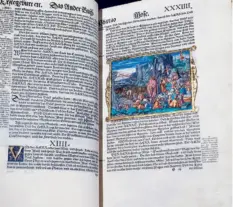  ??  ?? Grâce à l’imprimerie et à un « plan com » bien rodé, la Bible de Luther (traduite en allemand) fut un immense succès de librairie et contribua à faire de lui une véritable star.