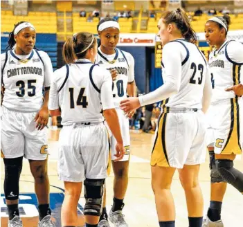  ?? STAFF PHOTO BY ROBIN RUDD ?? From left, Aryanna Gilbert, Molly Melton, Keiana Gilbert, Brooke Burns and Arianne Whitaker confer before Melton goes to the foul line during a game against Virginia Tech last December at McKenzie Arena.