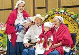  ?? FOTO ?? Manuel Londoño y Encarnació­n Atehortúa entregaron las amarras a su nieta Valentina. Con ellas, la tradición.