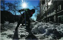  ?? GONZALO PÉREZ ?? Un hombre quita la nieve tras el temporal Filomena