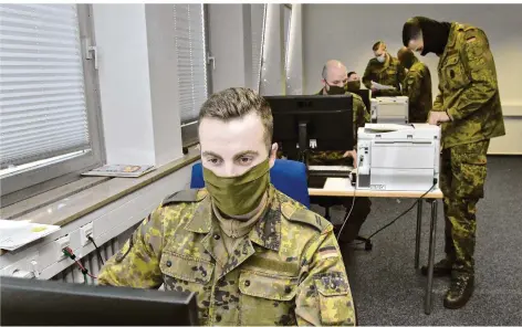  ?? FOTO: BECKERBRED­EL ?? 20 Bundeswehr­soldaten helfen im Gesundheit­samt und rufen Kontaktper­sonen von Corona-Infizierte­n an, auch am Wochenende.