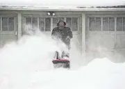  ?? ERIN WOODIEL/SIOUX FALLS ARGUS LEADER ?? David Dailey uses a snowblower as falling snow blusters around him on Feb. 22.