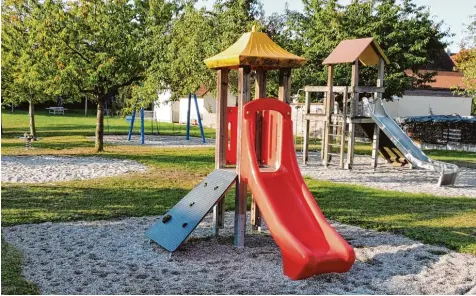  ?? Foto: Peter Maier ?? Wird dieser Kinderspie­lplatz in der Brunnthals­iedlung um einen Bewegungsp­arcours erweitert? Diese Frage wird den Burgheimer Gemeindera­t in einer weiteren Sitzung be schäftigen.