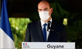  ??  ?? Le Premier ministre, hier lors de sa visite express en Guyane, a constaté une lente améliorati­on de la situation épidémiolo­gique et appelé à la vigilance de tous les Français. (Photo AFP)