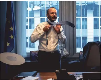  ?? FOTO: MARTIN BERTRAND/ ?? Manfred Weber in seinem Büro in Brüssel.