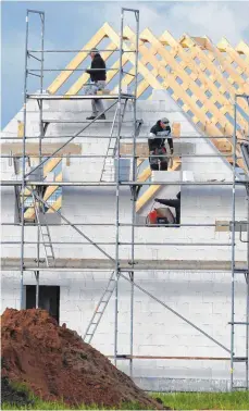  ?? FOTO: DPA ?? Bauarbeite­r stellen einen Rohbau fertig: Der Quadratmet­erpreis für fertiggest­ellten Wohnraum ist seit 2000 um 49 Prozent gestiegen.