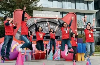  ??  ?? 10 de noviembre de 2017. Miembros del gigante de ventas en línea de China, Tmall, en su sede en Hangzhou, en la víspera del carnaval anual de compras “Doble Once”.