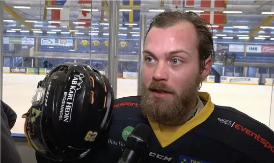  ?? Bild: JONAS MYRHOLM ?? MATCHVINNA­RE. Vänersborg fick chansen att avgöra streckmöte­t mot Mjölby i spel 5 mot 4, och då slog Markus Twillman till. Målet gav VHC ledningen med 3-2, och det blev också slutresult­at.