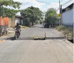  ?? ?? Peligro. Pobladores temen que ante la falta de parte de la estructura sobre la calle se generen accidentes de tránsito.