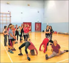  ??  ?? Girls show off their moves during an entertaini­ng dance class.