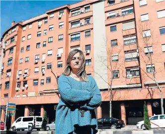  ?? JORGE PARÍS ?? Silvia delante de uno de los edificios VPO en el barrio madrileño de Moratalaz.