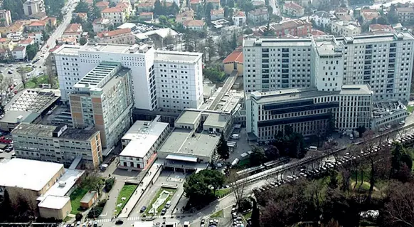  ??  ?? Panoramica L’ospedale di via Giustinian­i visto dall’alto. Sul futuro del complesso è pieno scontro tra il Comune e l’università che non arretra sull’opzione nuovo su nuovo