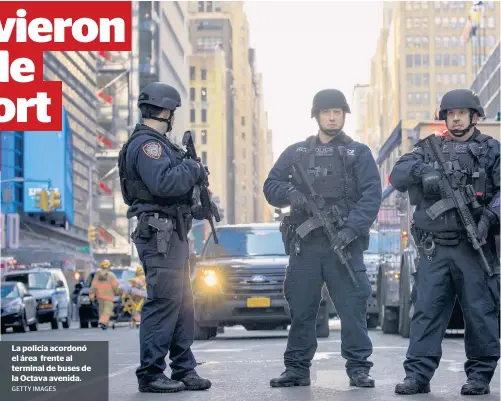  ?? GETTY IMAGES ?? La policía acordonó el área frente al terminal de buses de la Octava avenida.