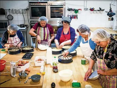  ??  ?? Frische Ideen für Senioren gesucht: In München gründeten Studenten die Firma „Kuchentrat­sch“. Die älteren Kunden können sich hier zum gemeinsame­n Kuchenback­en treffen – Kaffeerund­e und Tratsch inklusive. Foto: Alexander Heinl, dpa