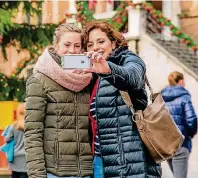  ??  ?? Selfie machen und mit etwas Glück einen Gutschein gewinnen, wirbt die Stadtmarke­tingorgani­sation „Venlo Partners“.