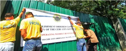  ?? FILE PHOTO ?? City Hall personnel put a notice on the gate of Rico’s Lechon commissary after the city government ordered its closure last August. The stores will stay closed after the court denied the management’s applicatio­n for preliminar­y injunction.