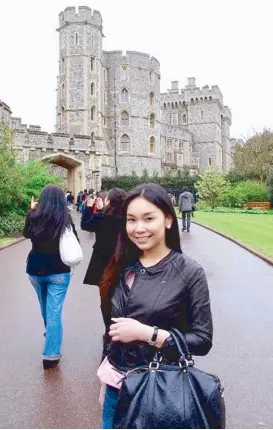  ??  ?? That’s my daughter Jocas at Windsor, Berkshire in one of our visits in England. S’ya ‘yung pag may Royal Wedding, nagtsatsaa sa harap ng TV! September 16 is her birthday, Prince Harry is September 15. Her brother Jako and Prince William share the same...