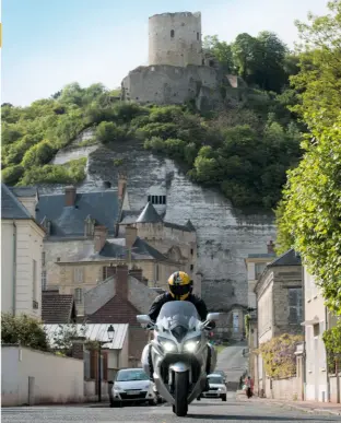  ??  ?? The tower of Chateau de la Roche-guyon rises above the Seine