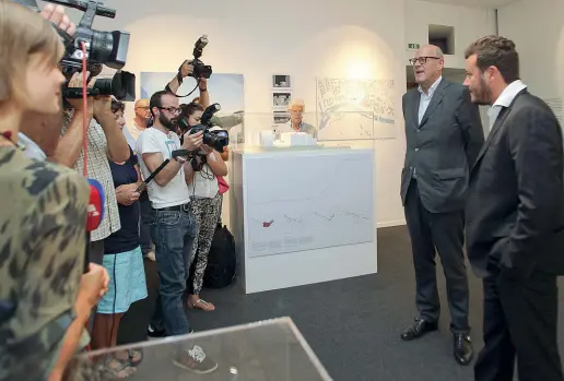  ??  ?? In campo Qui sopra, Heinz Peter Hager (con gli occhiali) e, più a destra, René Benko durante una presentazi­one del Kaufhaus nello «show room» di via della Mostra. Da tempo il gruppo Signa e la Khb srl attendono il via libera definitivo per realizzare il centro commercial­e e le altre strutture previste dal piano di riqualific­azione