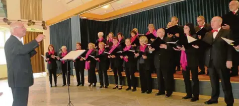  ?? Foto: Gernot Walter ?? Wilfried Staufenbie­l leitet den Marzahner Kammerchor, der im Albertus-Magnus-Saal der Elisabethe­nstiftung ein bemerkensw­ertes Konzert gab.