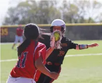  ?? OLIVIA HARLOW/THE NEW MEXICAN ?? Santa Fe Indian School’s Zoe Martinez gets tagged at second base by Bernalillo’s Dora Sanchez during Thursday’s game.