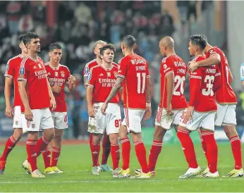  ?? ?? Jogadores do Benfica no final da partida, frustrados com a eliminação nos penáltis