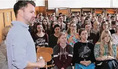  ?? FOTO: SCHULE ?? Koen Dijkstra vor Schülern der Oberstufe in der Aula am Freiherr-vom-Stein-Gymnasium.