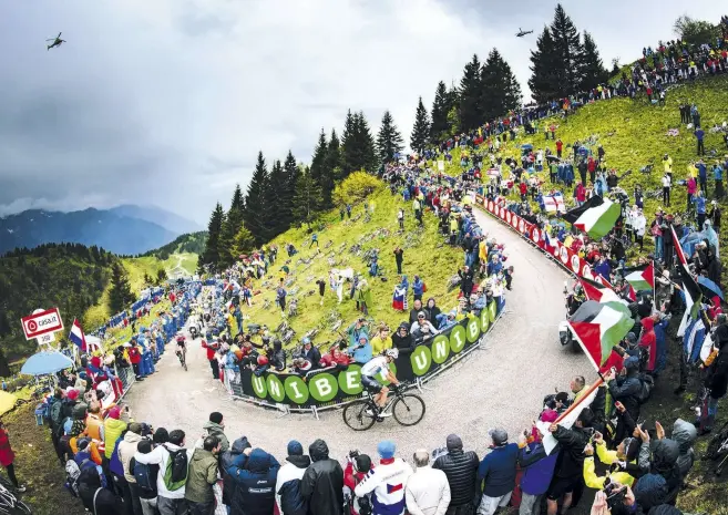  ??  ?? Froome overcame his fears of the Zoncolan by winning atop it at the GiroFriend­s Froome and Thomas share a handshake on the Tour podium in Paris