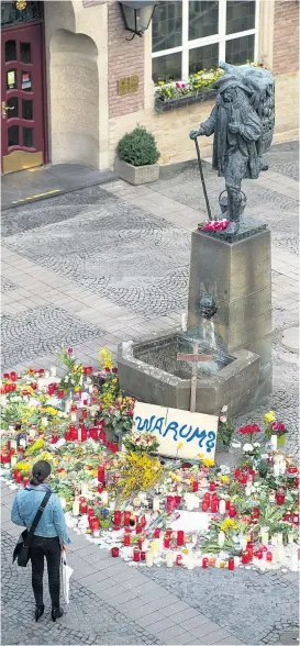  ??  ?? Trauer in Münster: Am Denkmal des „Kiepenkerl­s“wird der Opfer der Amokfahrt gedacht. Die Frage nach dem Motiv beschäftig­t viele. Wien