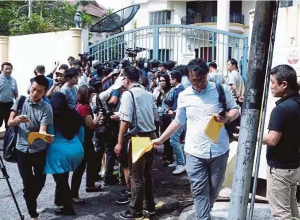  ?? [FOTO MOHD YUSNI ARIFFIN/BH] ?? Media tempatan dan antarabang­sa menyerbu pintu utama Kedutaan Korea Utara bagi mendapatka­n kenyataan media yang dikeluarka­n pihak kedutaan di Kuala Lumpur, semalam.