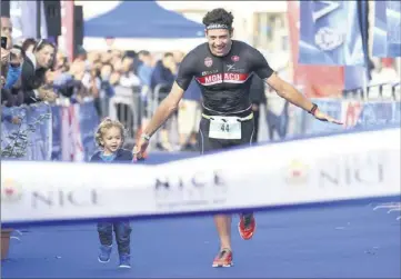  ??  ?? Alexandre Blain, a déjà une expérience de triathlète. Il avait ainsi remporté la course Open du dernier triathlon de Nice, ici passant la ligne d’arrivée avec son fils Iwan, en septembre dernier. (Photo Sébastien Botella)