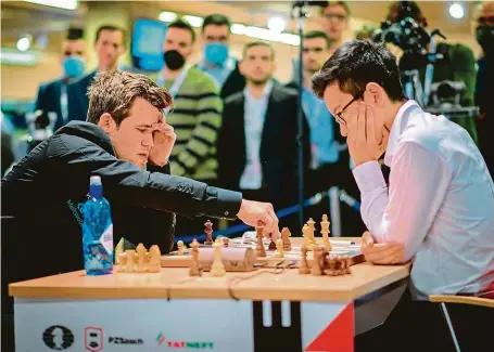  ?? FOTO FIDE ?? Legenda v úzkých. Šachový král Carlsen (vlevo) hledá cestu, jak na sedmnáctil­etého Abdusattor­ova. Nakonec ji na MS v rapid šachu nenašel.