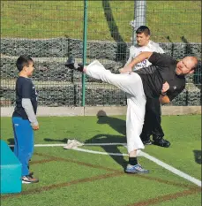  ?? 08_a27maydssp­orts06 ?? Stuntman, Dom Kinnard, teaching youngsters some martial arts moves.