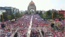  ??  ?? López Obrador encabezó ayer un mitin en el Monumento a la Revolución.