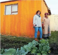  ?? Picture: SUE MACLENNAN ?? BRIGHT FUTURE: Lina Kileka, right, chats to community activist Tori Stowe in the Ndesi family’s garden in Nolukhanyo, Bathurst, recently.