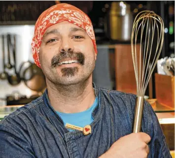  ?? Foto: Silvio Wyszengrad ?? Pablo Gonzalez ist seit knapp zwei Jahren Gastronom auf dem Augsburger Stadtmarkt.