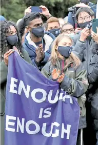  ?? ?? Mienttas Greta
Thunberg protestaba afuera, Joe Biden fue captado durmiendo en la COP26