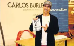  ?? ROBERTO FILHO ?? Lançamento. Carlos Burle mostra biografia em sessão de autógrafos