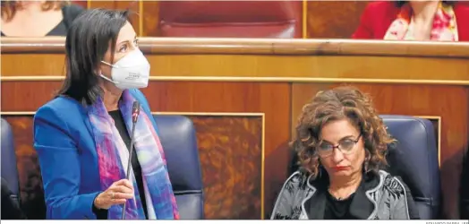  ?? EDUARDO PARRA / EP ?? La ministra de Defensa, Margarita Robles, interviene durante la sesión de control al Gobierno, junto a la titular de Hacienda, María Jesús Montero.