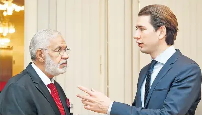  ??  ?? Außenminis­ter Sebastian Kurz spricht mit seinem libyschen Amtskolleg­en Mohammed Taher Siala.