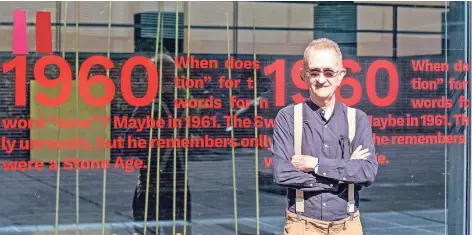  ?? FOTO: REICHWEIN ?? Konzeptkün­stler Jochen Gerz vor ersten Schriftzüg­en an der Glasfront des Lehmbruck-Museums Duisburg.