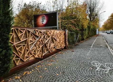  ?? Foto: Mirjam Moll ?? Das Hans-Bunte-Areal in Freiburg: Das Tor zur Diskothek ist verschloss­en. In einem Gebüsch, das an das Grundstück angrenzt, sollen mehrere junge Männer am 14. Oktober eine 18-Jährige vergewalti­gt haben.