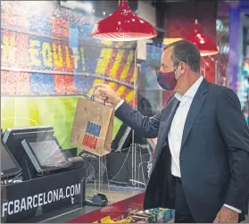  ?? FOTO: FCB ?? Sandro Rosell, en una tienda del Barça comprando las mascarilla­s oficiales