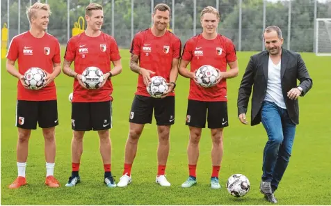  ?? Foto: Ulrich Wagner ?? Trainer Manuel Baum (rechts) am Ball, die vier Neuzugänge Felix Götze, André Hahn, Julian Schieber und Fredrik Jensen (von links) schauen zu. Künftig wird die Aufgaben verteilung wohl eher umgekehrt sein.