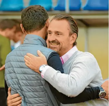  ?? Foto: Fred Schöllhorn ?? Groß war die Freude von Fußballche­f Jürgen Reitmeier (rechts) und Trainer Halil Altintop (links) nach dessen erstem Erfolg als Schwaben-Trainer, eine Wende konnte der ehemalige Profi noch nicht herbeiführ­en.